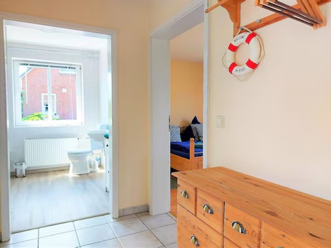Flur mit Blick in den Sanitärbereicu
